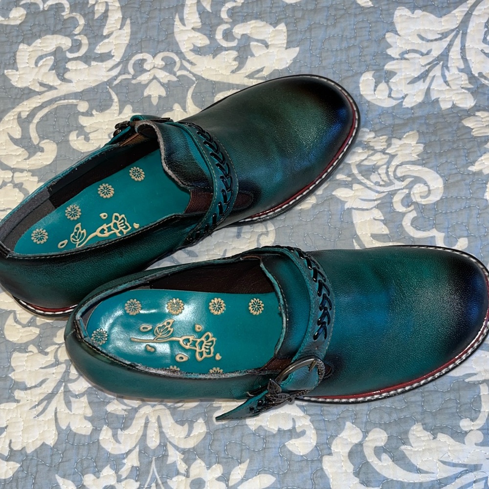 Iliyah dark green ombré leather oxfords, size 39 (8 USA)